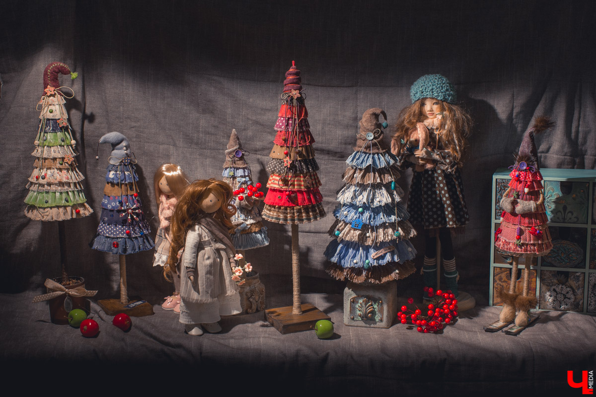 Рукодельница Наталья Власова с удовольствием поделилась идеей, как создать необычную елочку из натуральных и простых материалов своими руками. Мастер-класс с пошаговым фото поможет каждому создать новогоднее чудо для декора дома или оригинальный подарок