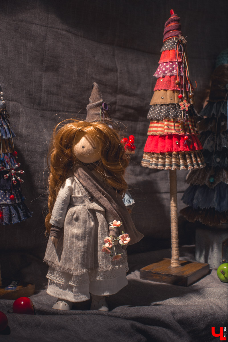 Рукодельница Наталья Власова с удовольствием поделилась идеей, как создать необычную елочку из натуральных и простых материалов своими руками. Мастер-класс с пошаговым фото поможет каждому создать новогоднее чудо для декора дома или оригинальный подарок