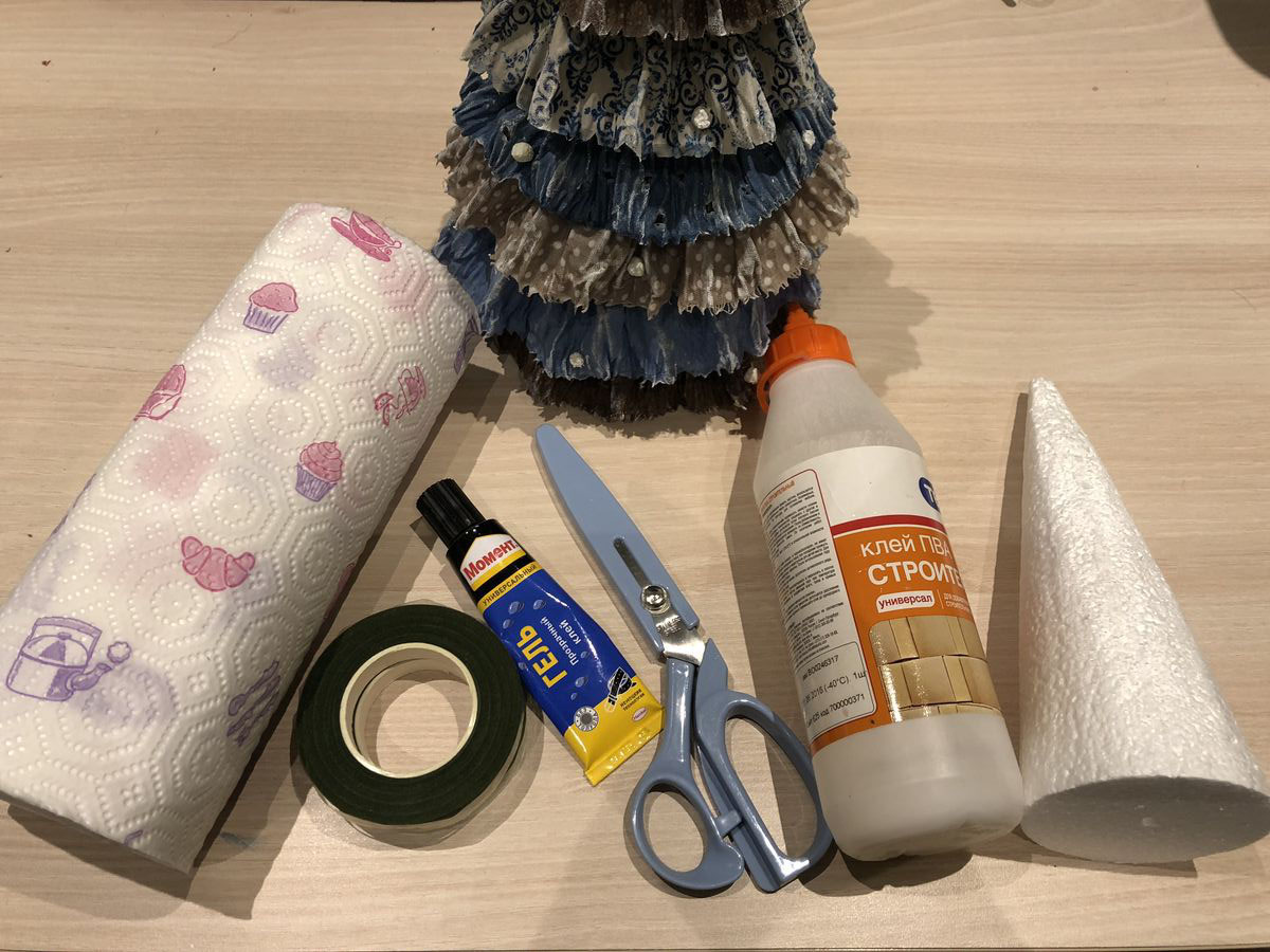 Рукодельница Наталья Власова с удовольствием поделилась идеей, как создать необычную елочку из натуральных и простых материалов своими руками. Мастер-класс с пошаговым фото поможет каждому создать новогоднее чудо для декора дома или оригинальный подарок