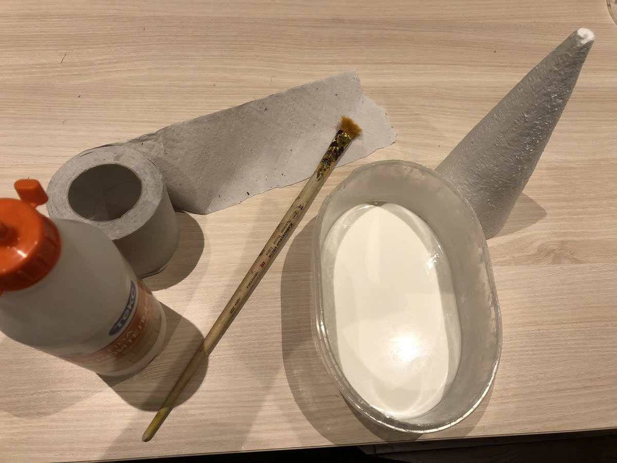 Рукодельница Наталья Власова с удовольствием поделилась идеей, как создать необычную елочку из натуральных и простых материалов своими руками. Мастер-класс с пошаговым фото поможет каждому создать новогоднее чудо для декора дома или оригинальный подарок