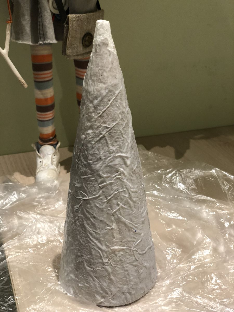 Рукодельница Наталья Власова с удовольствием поделилась идеей, как создать необычную елочку из натуральных и простых материалов своими руками. Мастер-класс с пошаговым фото поможет каждому создать новогоднее чудо для декора дома или оригинальный подарок