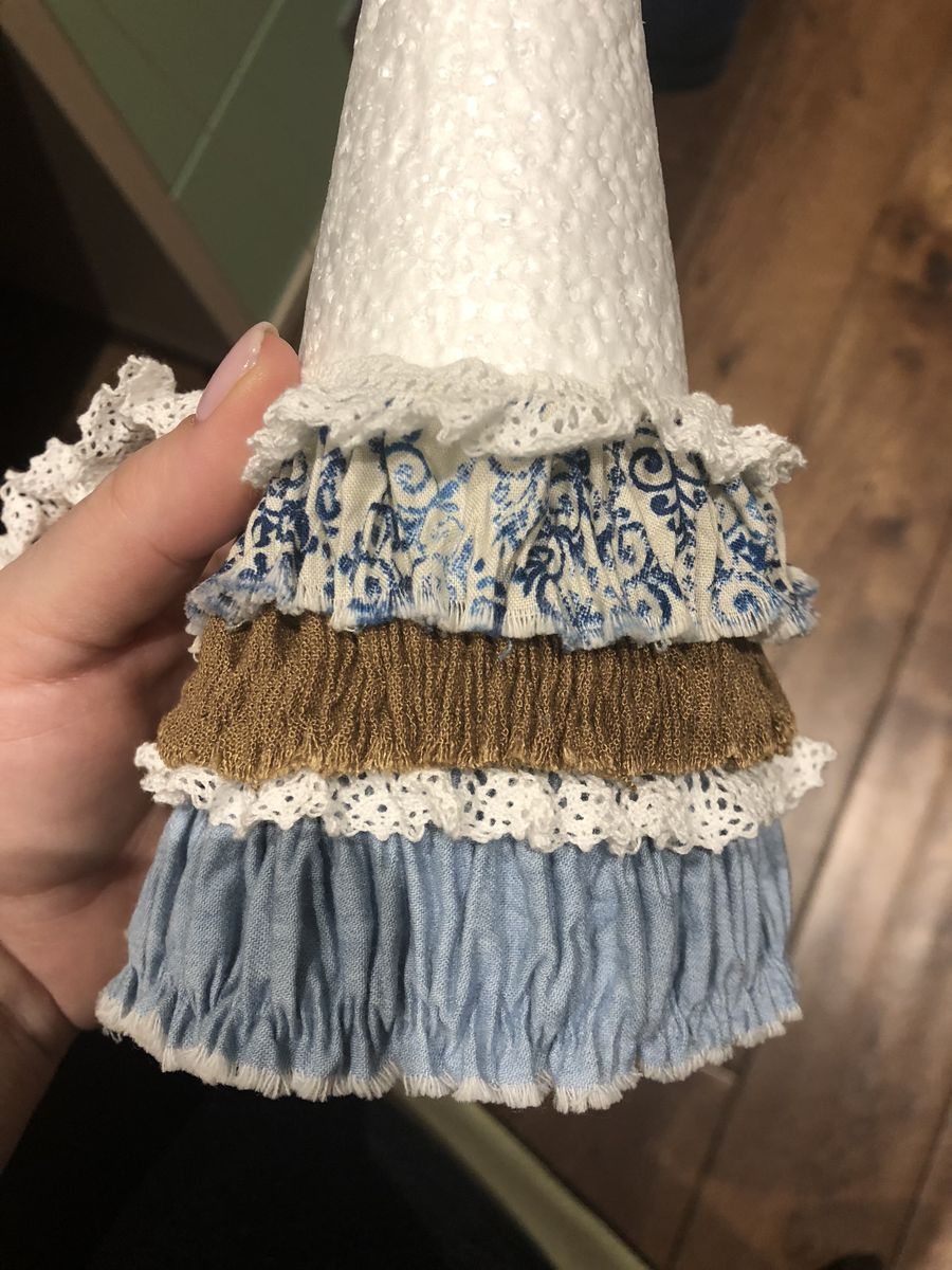 Рукодельница Наталья Власова с удовольствием поделилась идеей, как создать необычную елочку из натуральных и простых материалов своими руками. Мастер-класс с пошаговым фото поможет каждому создать новогоднее чудо для декора дома или оригинальный подарок