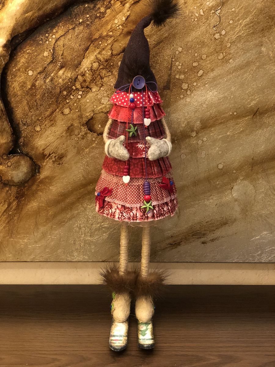 Рукодельница Наталья Власова с удовольствием поделилась идеей, как создать необычную елочку из натуральных и простых материалов своими руками. Мастер-класс с пошаговым фото поможет каждому создать новогоднее чудо для декора дома или оригинальный подарок