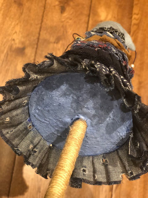 Рукодельница Наталья Власова с удовольствием поделилась идеей, как создать необычную елочку из натуральных и простых материалов своими руками. Мастер-класс с пошаговым фото поможет каждому создать новогоднее чудо для декора дома или оригинальный подарок