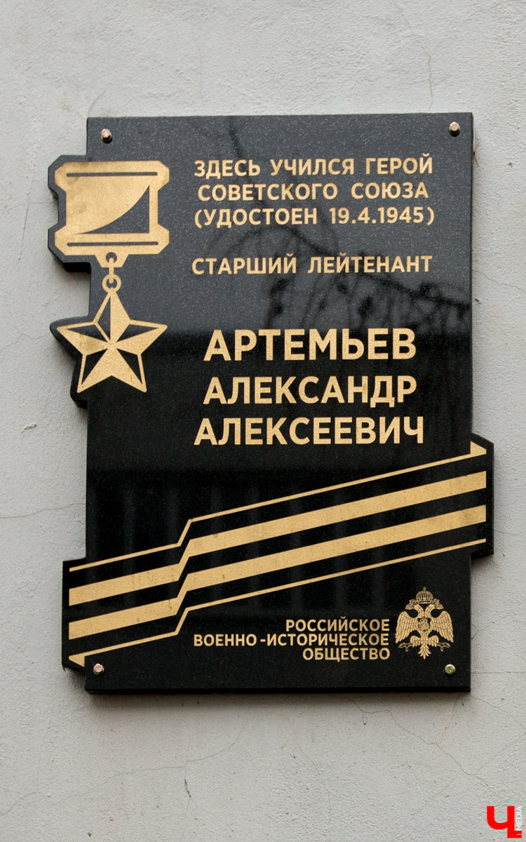 Экскурсия по музею владимирской гимназии № 3, в котором собраны экспонаты за весь столетний период её существования