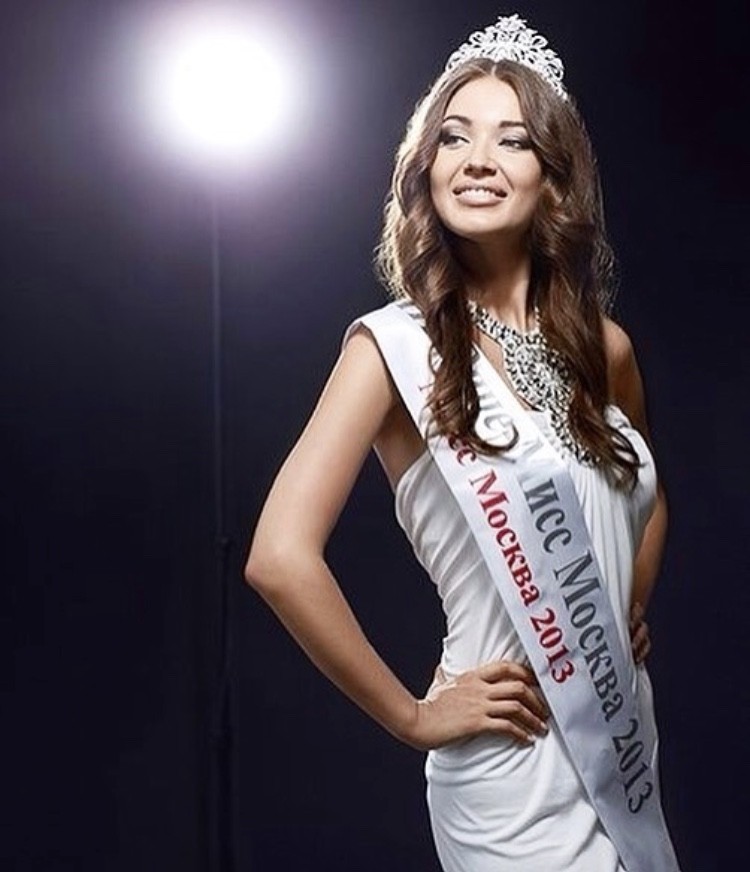 Недолго суздальский сыровар Денис Лебедев горевал без Оли Бузовой. Практически тут же после ее отказа он встретил новую девушку - модель и писательницу Аллу Лагутину