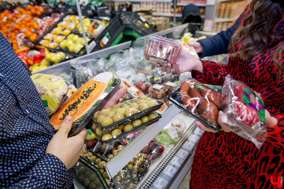 Шеф кулинарной студии Roulet Дмитрий Орловский научил актрису владимирского драмтеатра Анну Лузгину вкусно смешивать сладкое и соленое в экзотическом салате