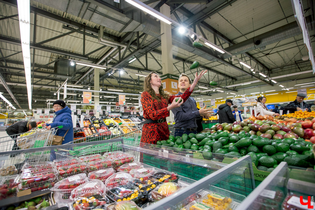 Шеф кулинарной студии Roulet Дмитрий Орловский научил актрису владимирского драмтеатра Анну Лузгину вкусно смешивать сладкое и соленое в экзотическом салате