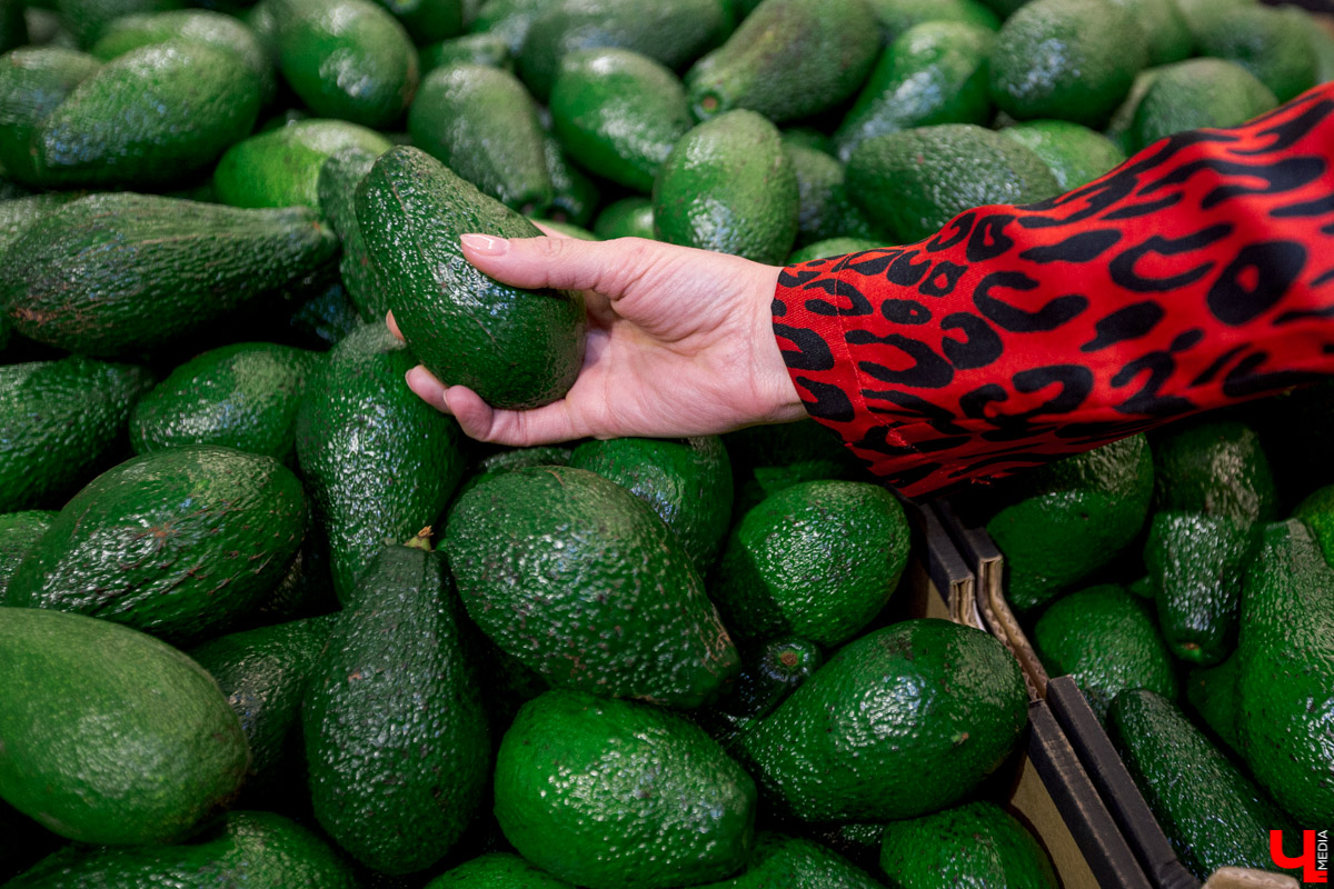 Шеф кулинарной студии Roulet Дмитрий Орловский научил актрису владимирского драмтеатра Анну Лузгину вкусно смешивать сладкое и соленое в экзотическом салате