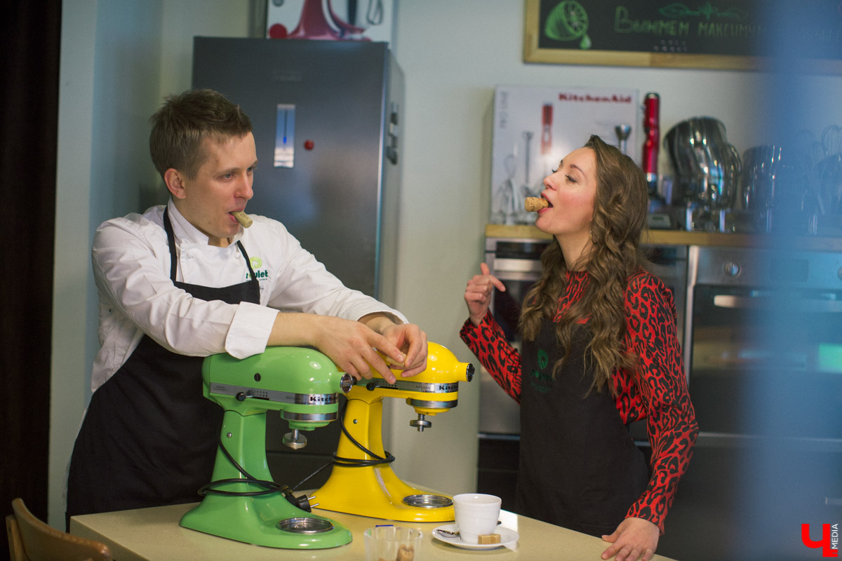 Шеф кулинарной студии Roulet Дмитрий Орловский научил актрису владимирского драмтеатра Анну Лузгину вкусно смешивать сладкое и соленое в экзотическом салате