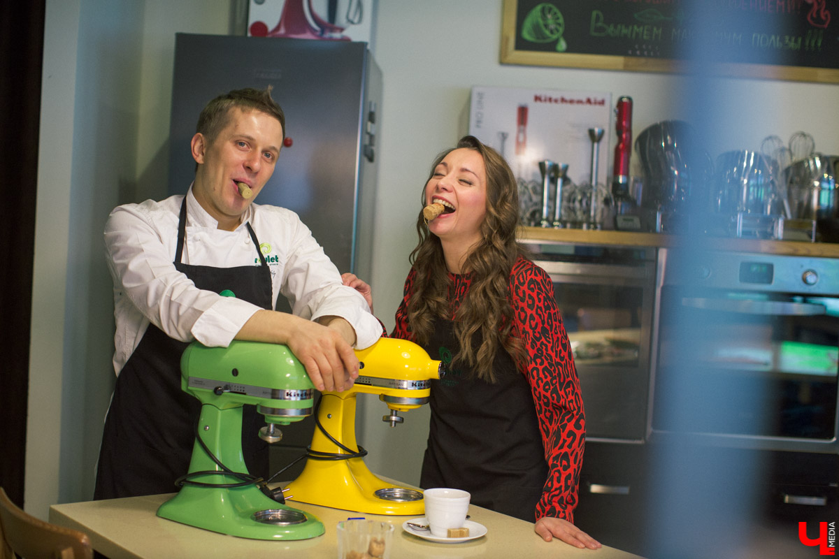 Шеф кулинарной студии Roulet Дмитрий Орловский научил актрису владимирского драмтеатра Анну Лузгину вкусно смешивать сладкое и соленое в экзотическом салате