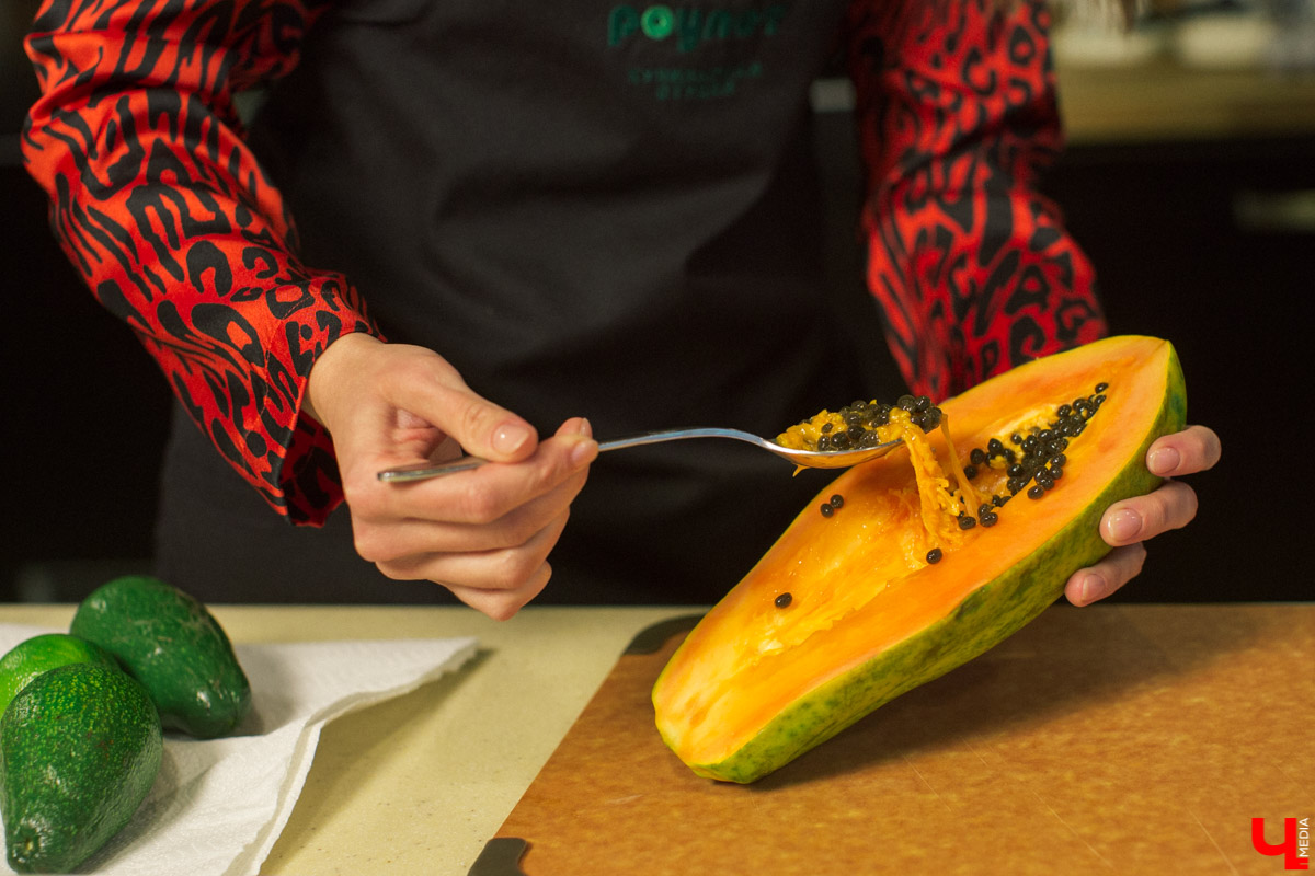 Шеф кулинарной студии Roulet Дмитрий Орловский научил актрису владимирского драмтеатра Анну Лузгину вкусно смешивать сладкое и соленое в экзотическом салате