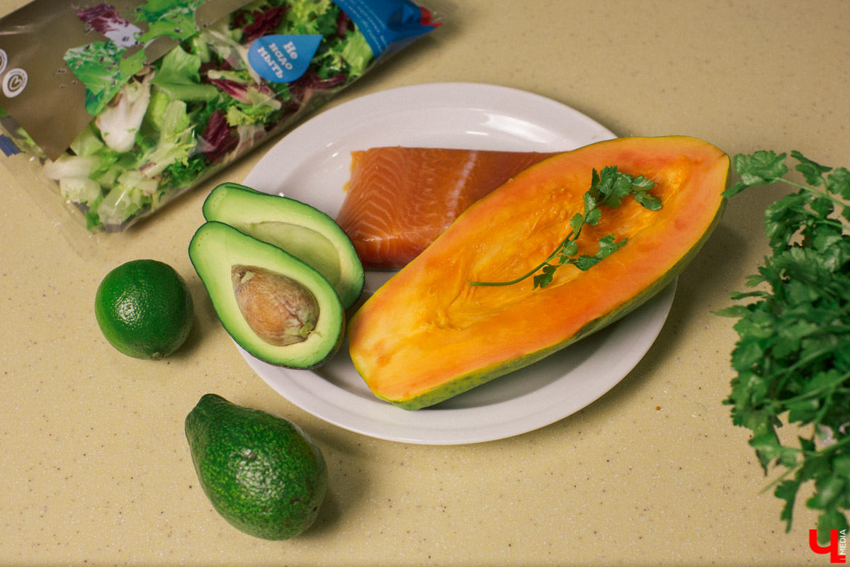 Шеф кулинарной студии Roulet Дмитрий Орловский научил актрису владимирского драмтеатра Анну Лузгину вкусно смешивать сладкое и соленое в экзотическом салате