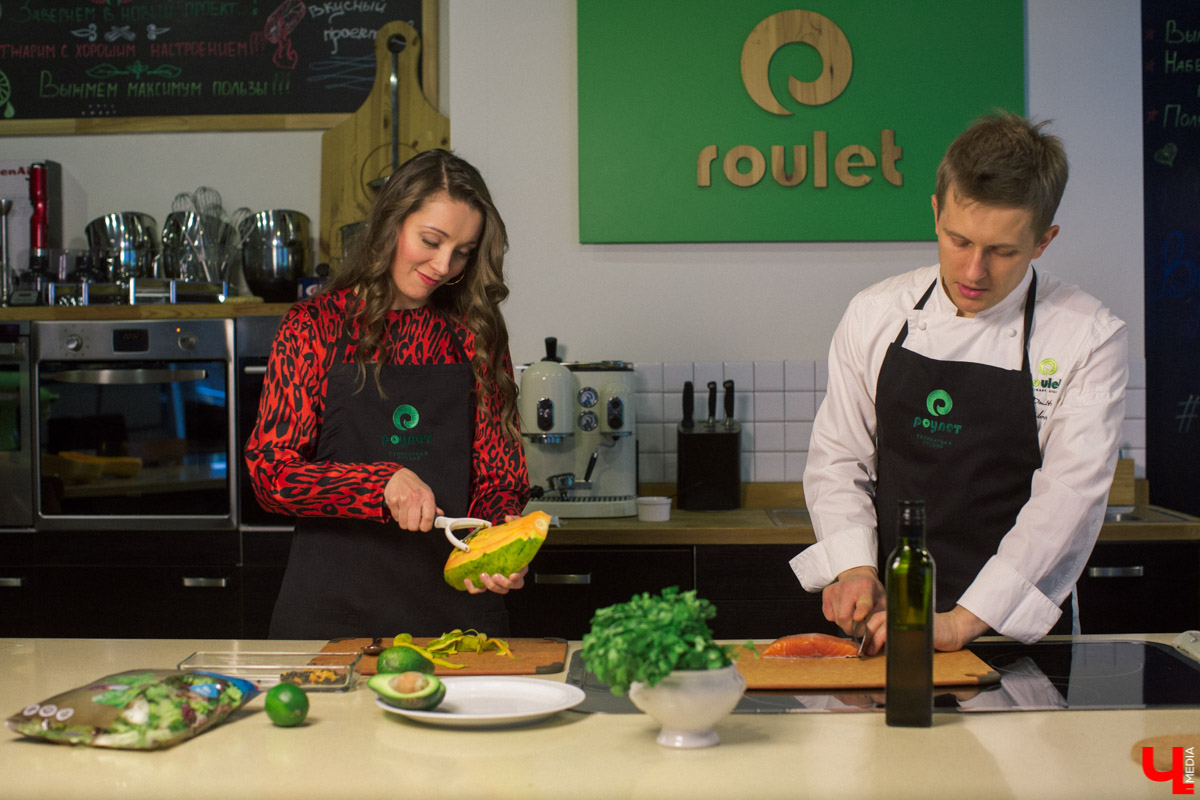 Шеф кулинарной студии Roulet Дмитрий Орловский научил актрису владимирского драмтеатра Анну Лузгину вкусно смешивать сладкое и соленое в экзотическом салате