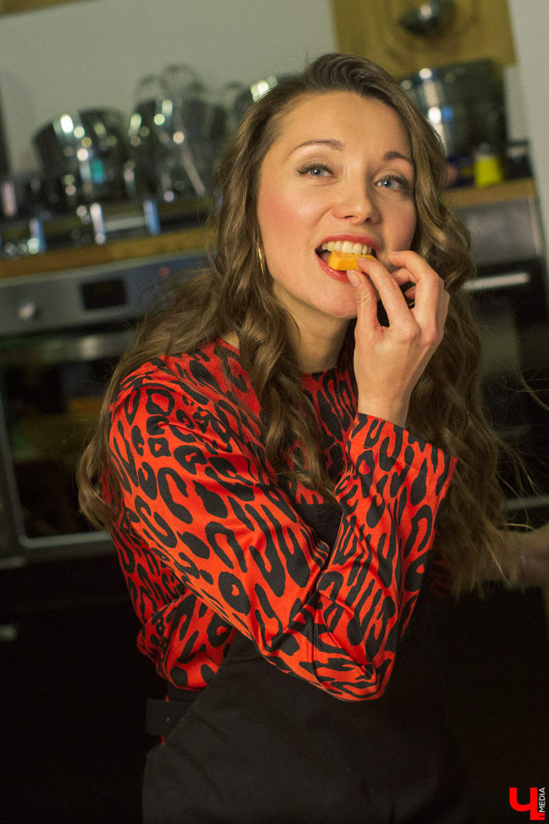 Шеф кулинарной студии Roulet Дмитрий Орловский научил актрису владимирского драмтеатра Анну Лузгину вкусно смешивать сладкое и соленое в экзотическом салате