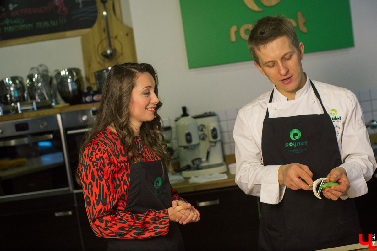 Шеф кулинарной студии Roulet Дмитрий Орловский научил актрису владимирского драмтеатра Анну Лузгину вкусно смешивать сладкое и соленое в экзотическом салате