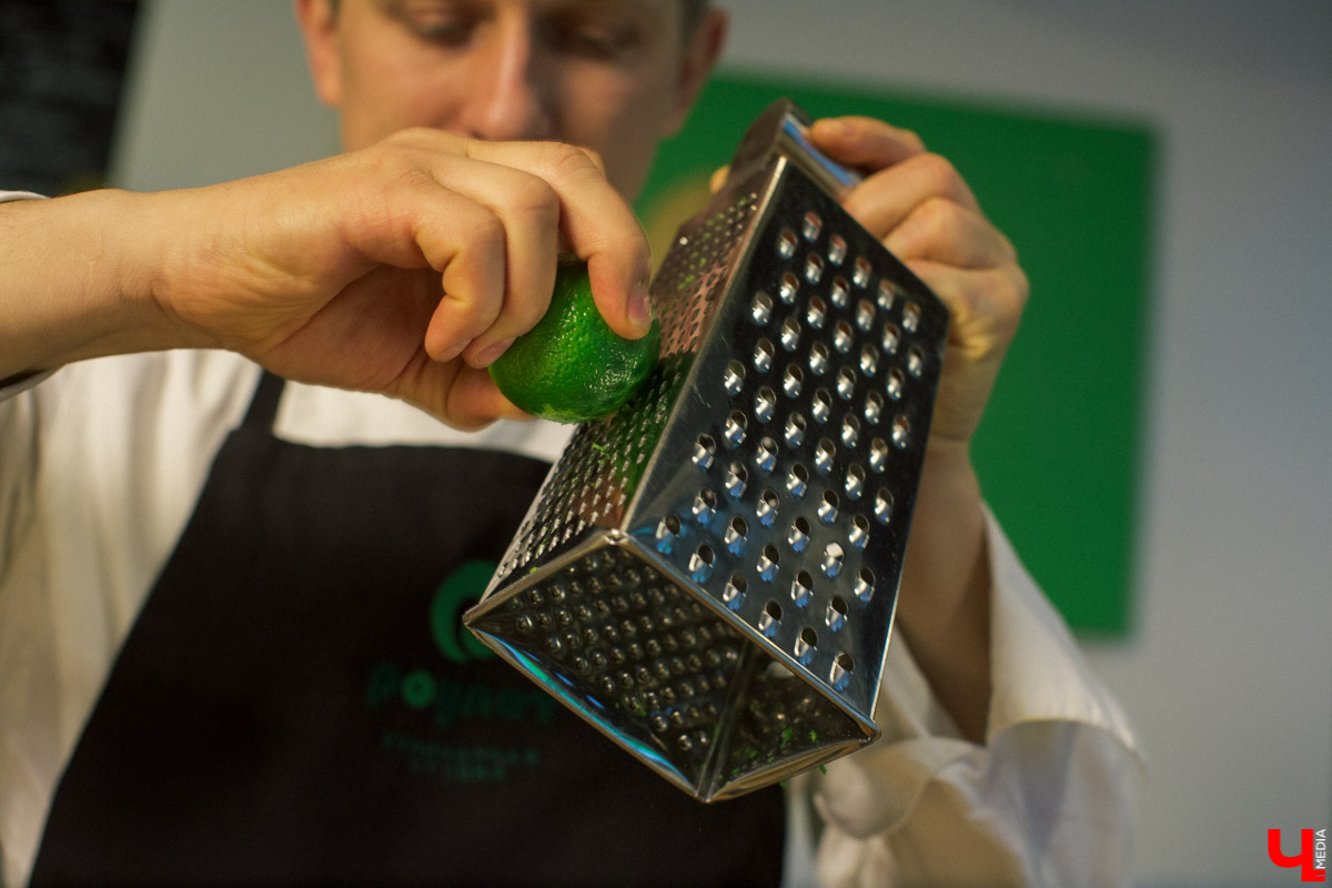 Шеф кулинарной студии Roulet Дмитрий Орловский научил актрису владимирского драмтеатра Анну Лузгину вкусно смешивать сладкое и соленое в экзотическом салате