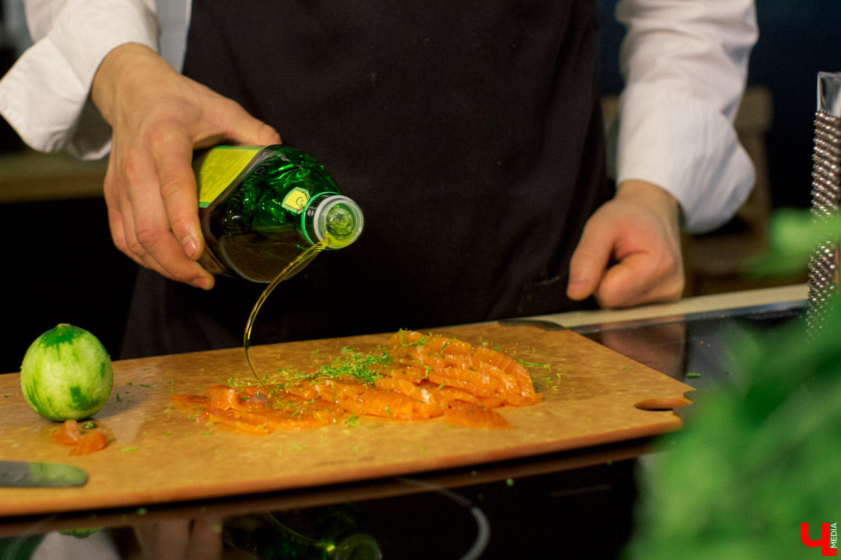 Шеф кулинарной студии Roulet Дмитрий Орловский научил актрису владимирского драмтеатра Анну Лузгину вкусно смешивать сладкое и соленое в экзотическом салате