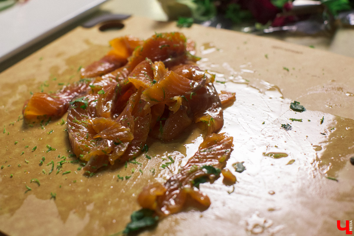 Шеф кулинарной студии Roulet Дмитрий Орловский научил актрису владимирского драмтеатра Анну Лузгину вкусно смешивать сладкое и соленое в экзотическом салате