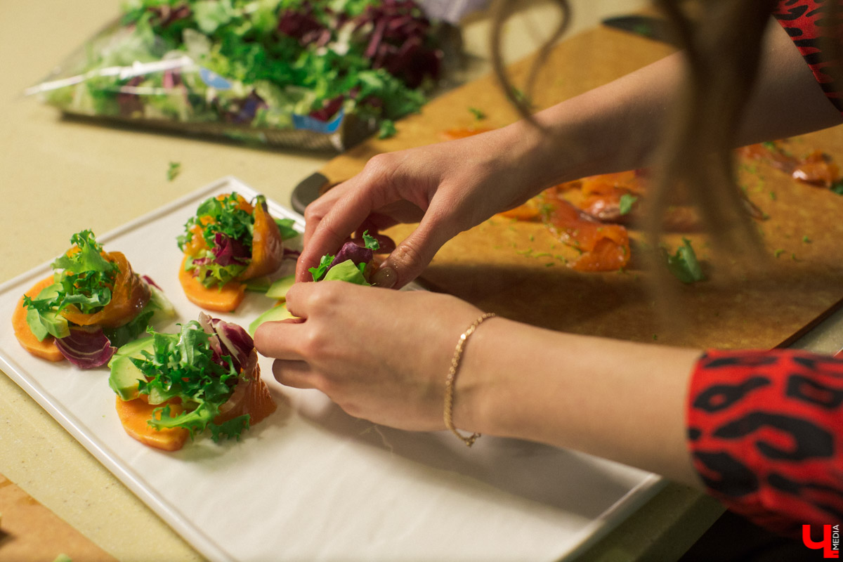 Шеф кулинарной студии Roulet Дмитрий Орловский научил актрису владимирского драмтеатра Анну Лузгину вкусно смешивать сладкое и соленое в экзотическом салате