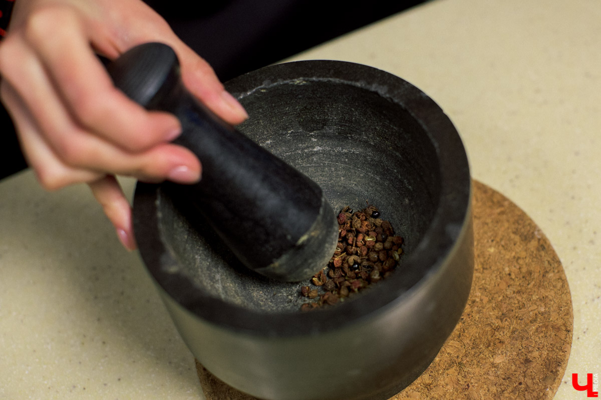 Шеф кулинарной студии Roulet Дмитрий Орловский научил актрису владимирского драмтеатра Анну Лузгину вкусно смешивать сладкое и соленое в экзотическом салате