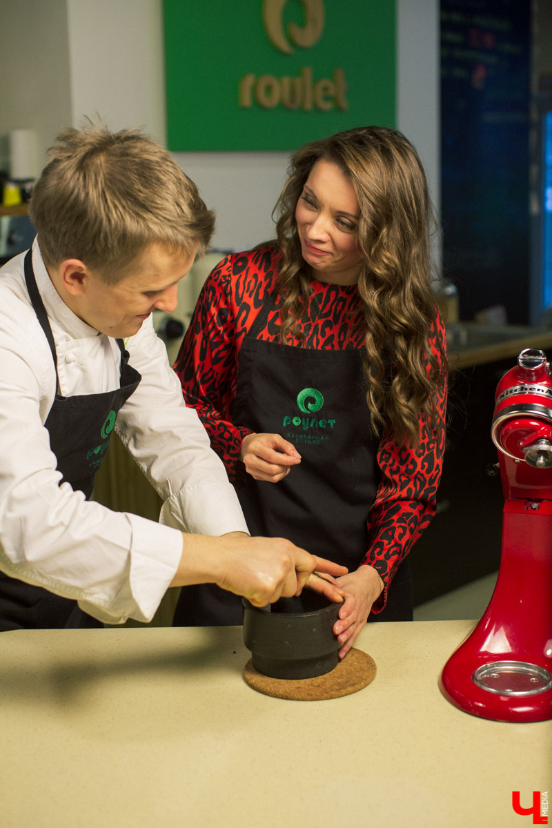 Шеф кулинарной студии Roulet Дмитрий Орловский научил актрису владимирского драмтеатра Анну Лузгину вкусно смешивать сладкое и соленое в экзотическом салате