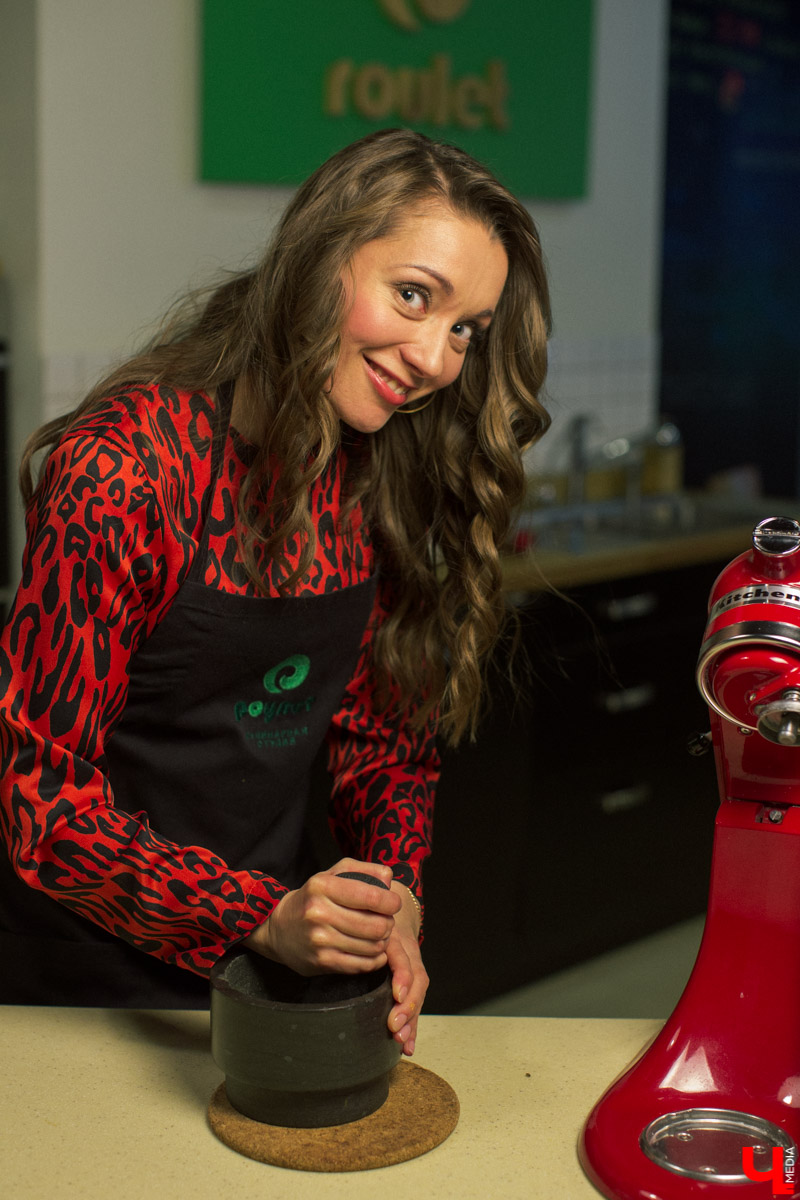 Шеф кулинарной студии Roulet Дмитрий Орловский научил актрису владимирского драмтеатра Анну Лузгину вкусно смешивать сладкое и соленое в экзотическом салате