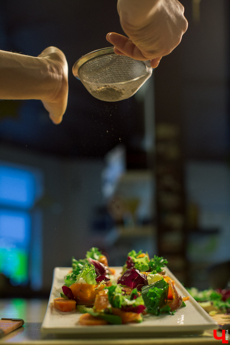 Шеф кулинарной студии Roulet Дмитрий Орловский научил актрису владимирского драмтеатра Анну Лузгину вкусно смешивать сладкое и соленое в экзотическом салате