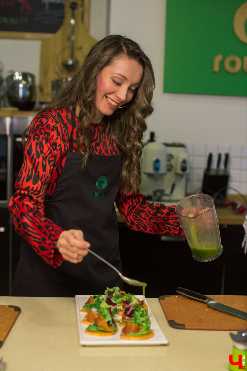 Шеф кулинарной студии Roulet Дмитрий Орловский научил актрису владимирского драмтеатра Анну Лузгину вкусно смешивать сладкое и соленое в экзотическом салате