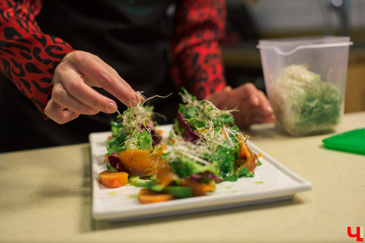 Шеф кулинарной студии Roulet Дмитрий Орловский научил актрису владимирского драмтеатра Анну Лузгину вкусно смешивать сладкое и соленое в экзотическом салате