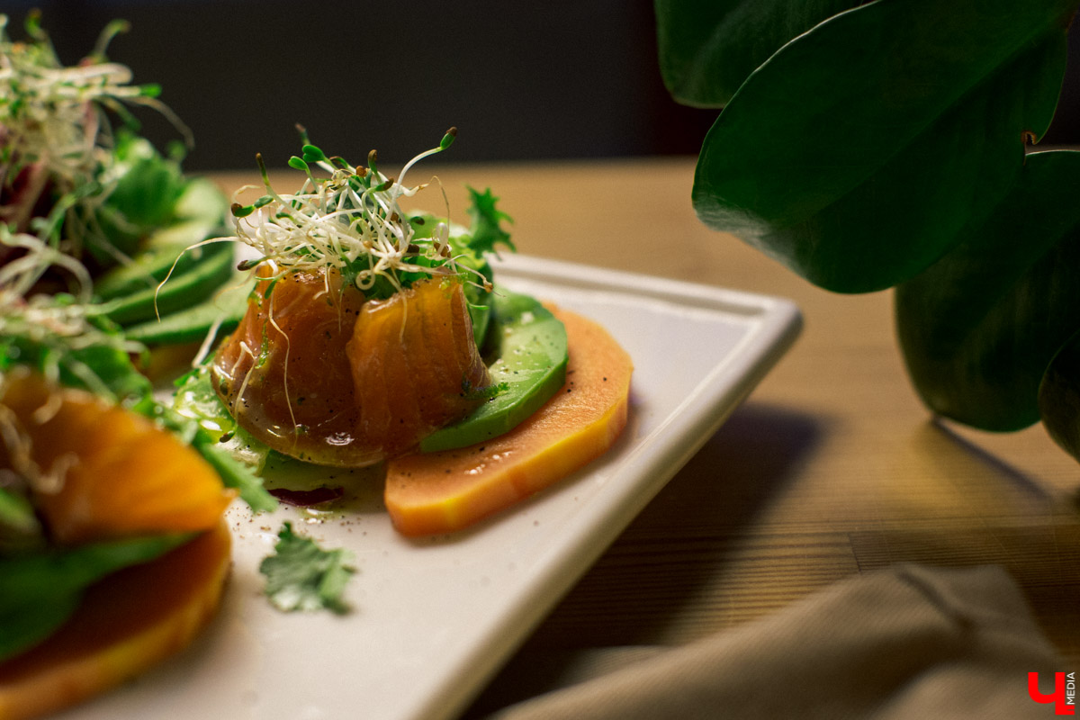 Шеф кулинарной студии Roulet Дмитрий Орловский научил актрису владимирского драмтеатра Анну Лузгину вкусно смешивать сладкое и соленое в экзотическом салате