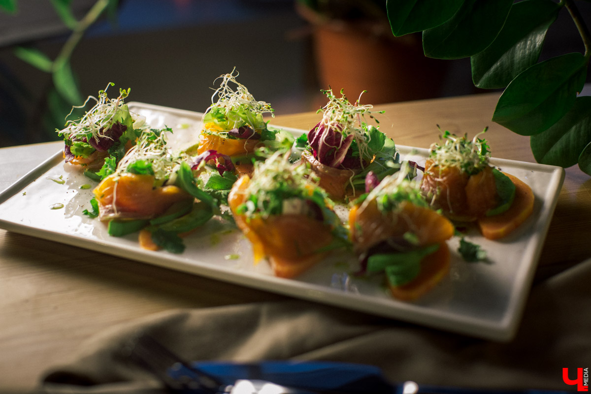 Шеф кулинарной студии Roulet Дмитрий Орловский научил актрису владимирского драмтеатра Анну Лузгину вкусно смешивать сладкое и соленое в экзотическом салате