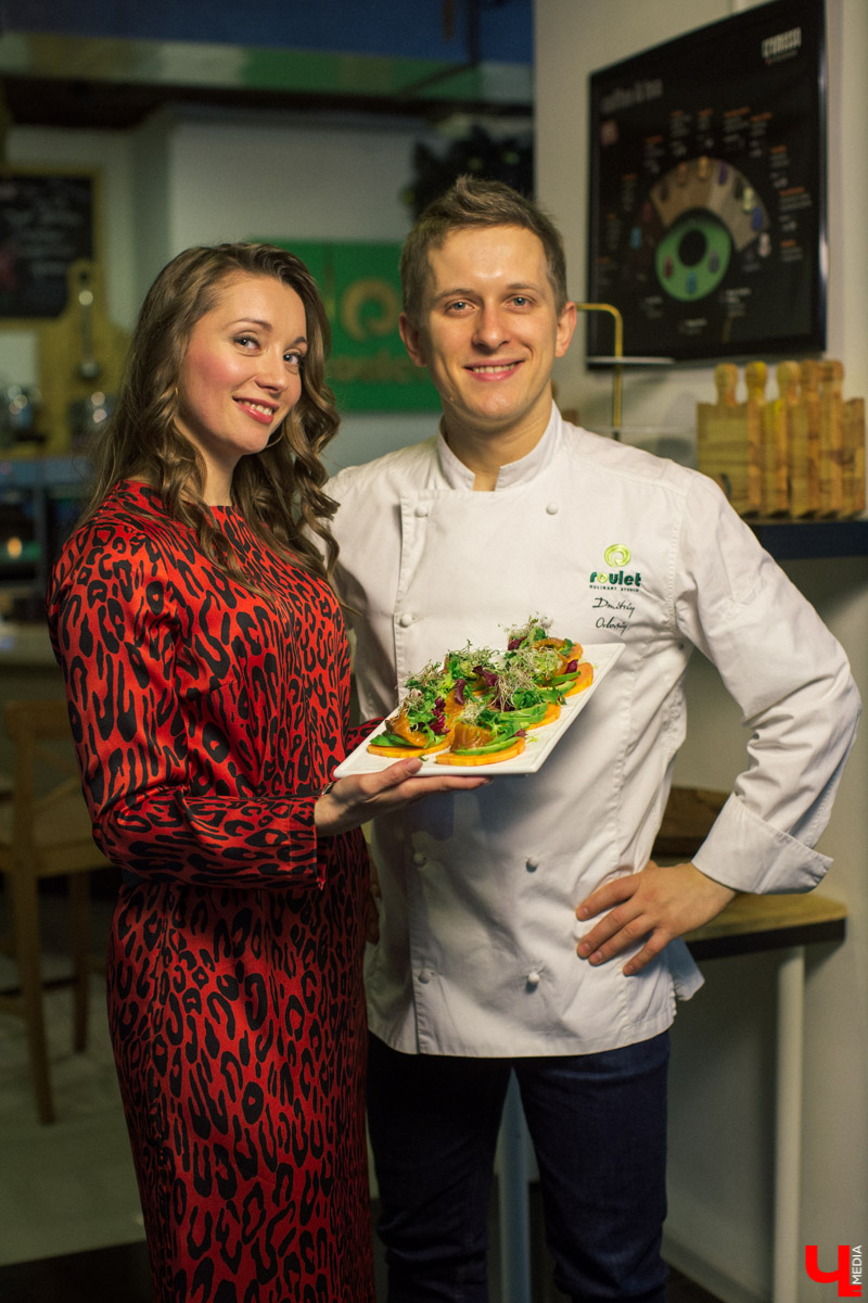 Шеф кулинарной студии Roulet Дмитрий Орловский научил актрису владимирского драмтеатра Анну Лузгину вкусно смешивать сладкое и соленое в экзотическом салате