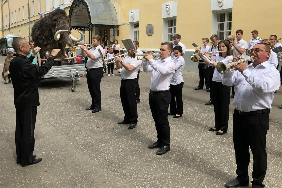 Перевоз чучела мамонта в Исторический музей
