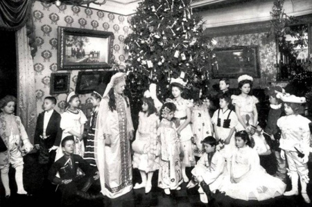 Новогодние приготовления, суета, покупки, выбор подарков и гулянья – все это было присуще и жителям дореволюционного Владимира. О том, как 100 лет назад в городе отмечали главный праздник страны, - читайте в нашем очерке