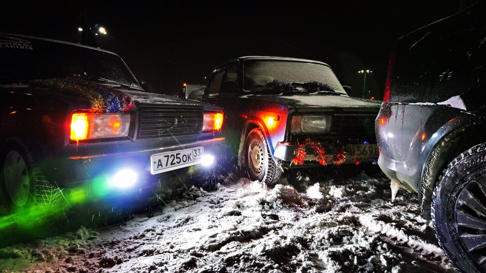 Во Владимирской области прошел флешмоб, в котором автомобилисты построили из своих машин новогоднюю елку