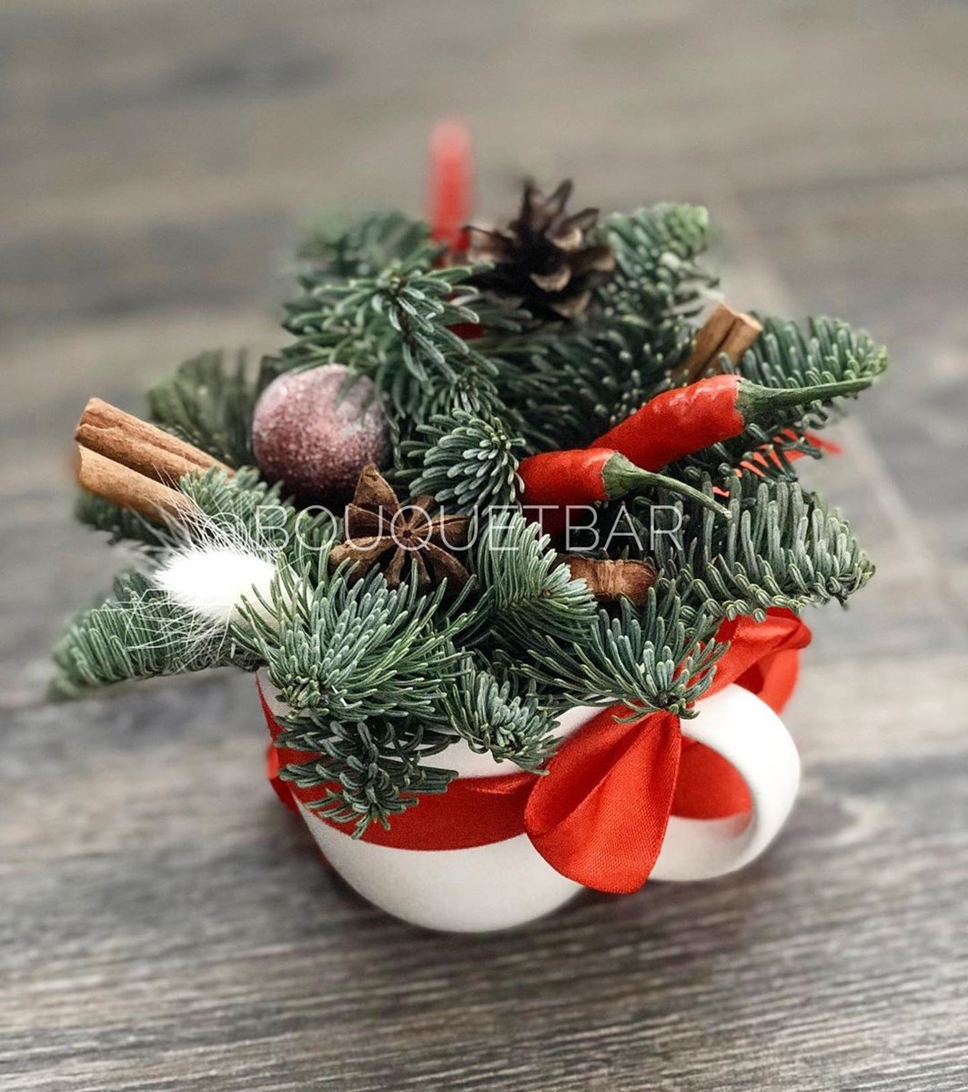 В этом году в тренде необычные новогодние композиции. Владимирские флористы Юлия Краснова и Наталья Рыжова рассказали нам о нескольких подобных букетах