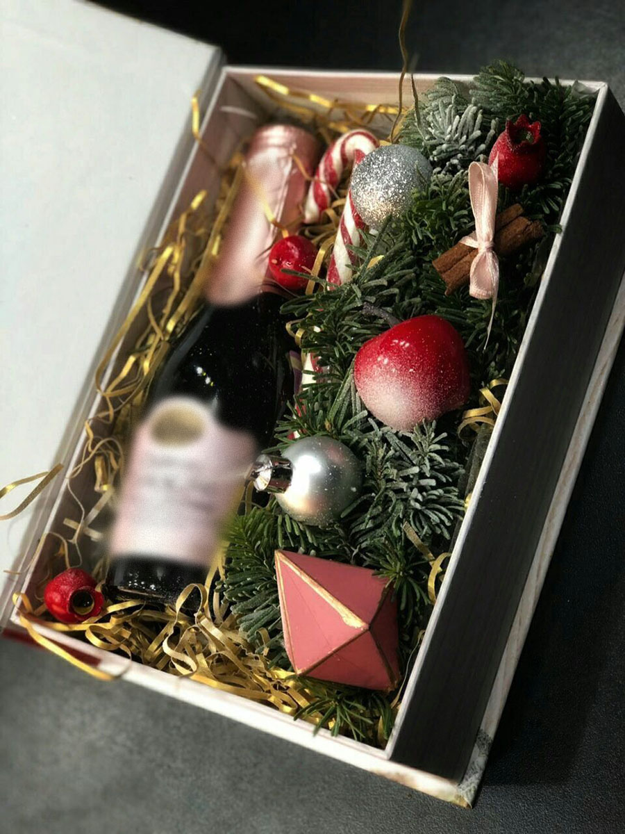 В этом году в тренде необычные новогодние композиции. Владимирские флористы Юлия Краснова и Наталья Рыжова рассказали нам о нескольких подобных букетах