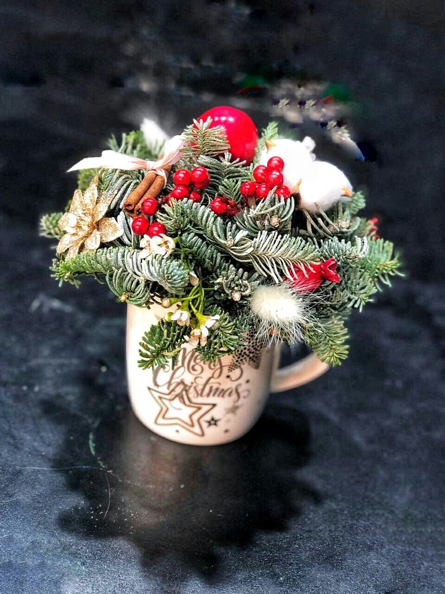 В этом году в тренде необычные новогодние композиции. Владимирские флористы Юлия Краснова и Наталья Рыжова рассказали нам о нескольких подобных букетах