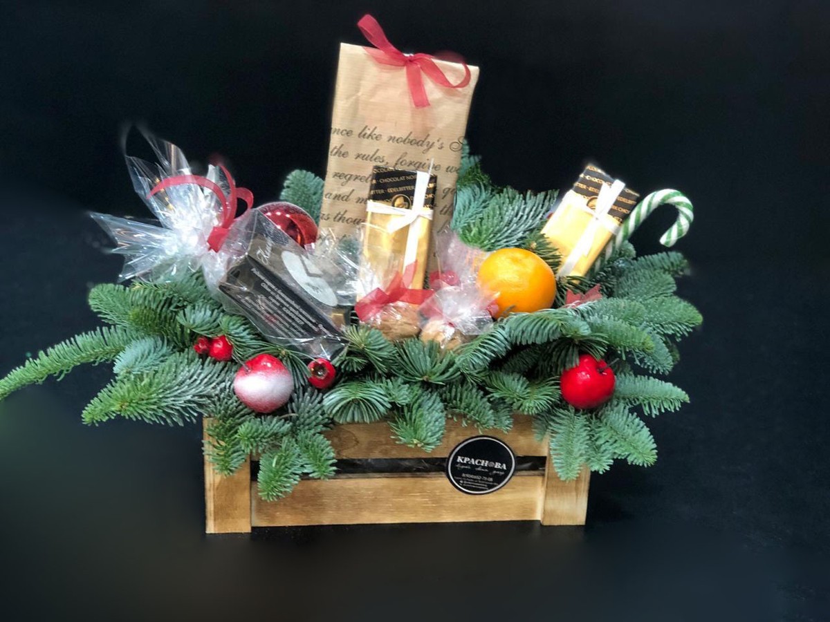 В этом году в тренде необычные новогодние композиции. Владимирские флористы Юлия Краснова и Наталья Рыжова рассказали нам о нескольких подобных букетах