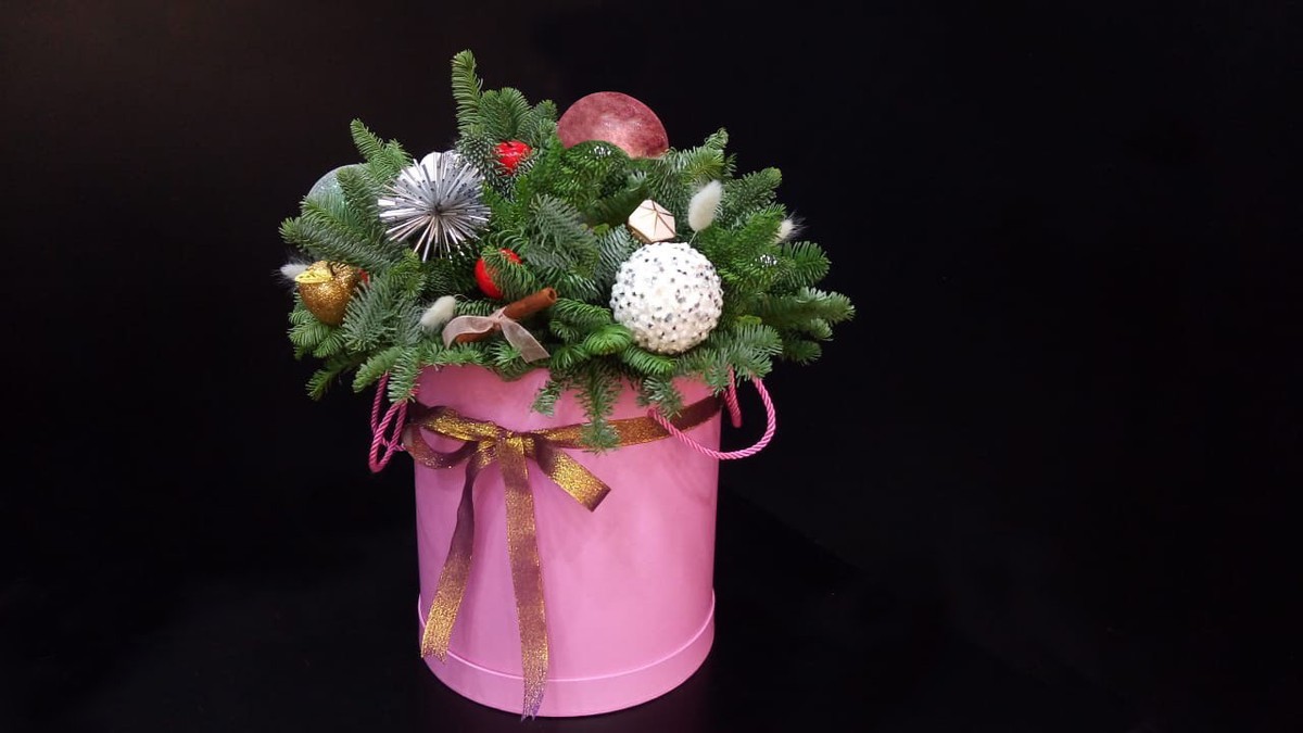 В этом году в тренде необычные новогодние композиции. Владимирские флористы Юлия Краснова и Наталья Рыжова рассказали нам о нескольких подобных букетах