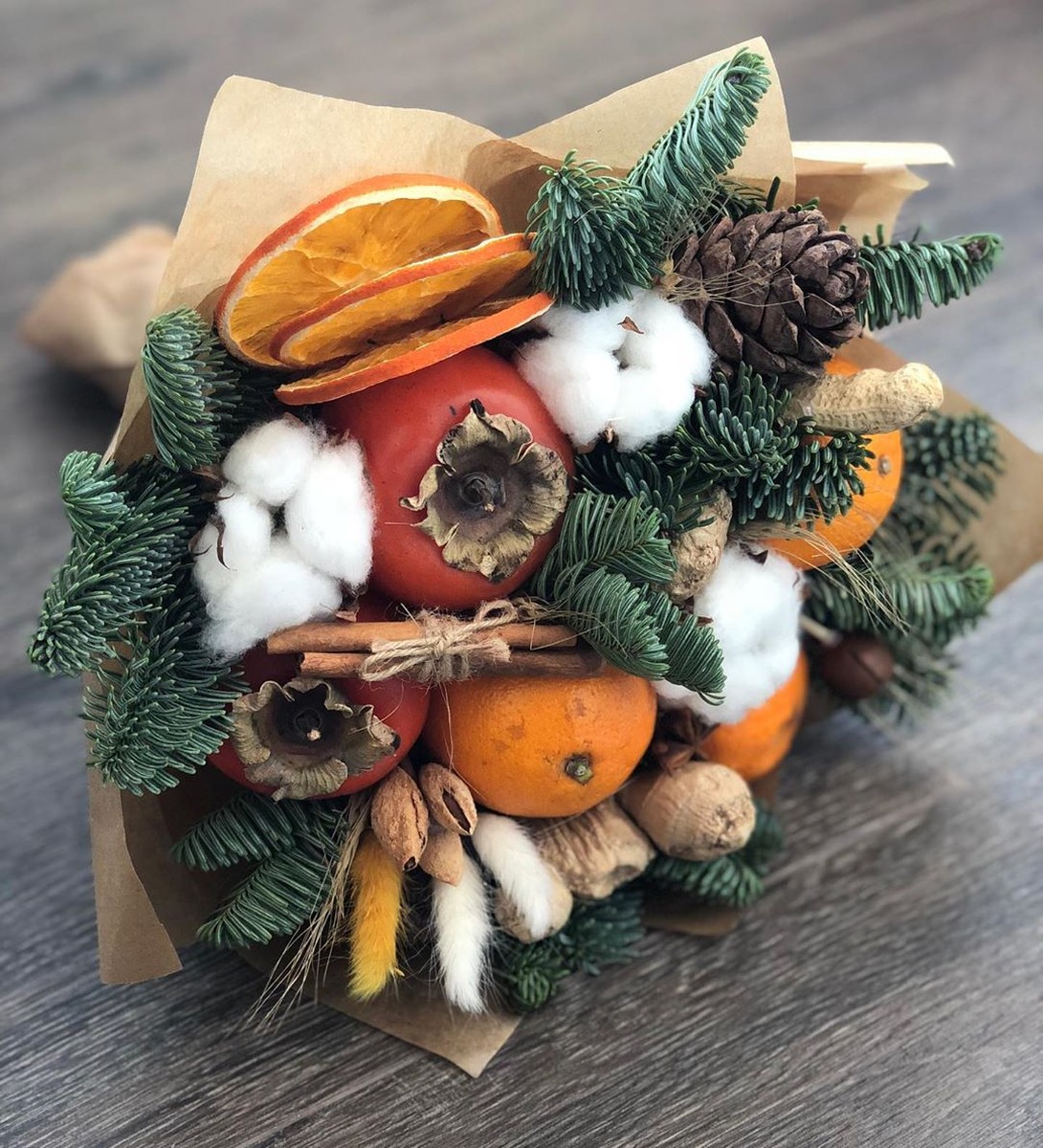 В этом году в тренде необычные новогодние композиции. Владимирские флористы Юлия Краснова и Наталья Рыжова рассказали нам о нескольких подобных букетах