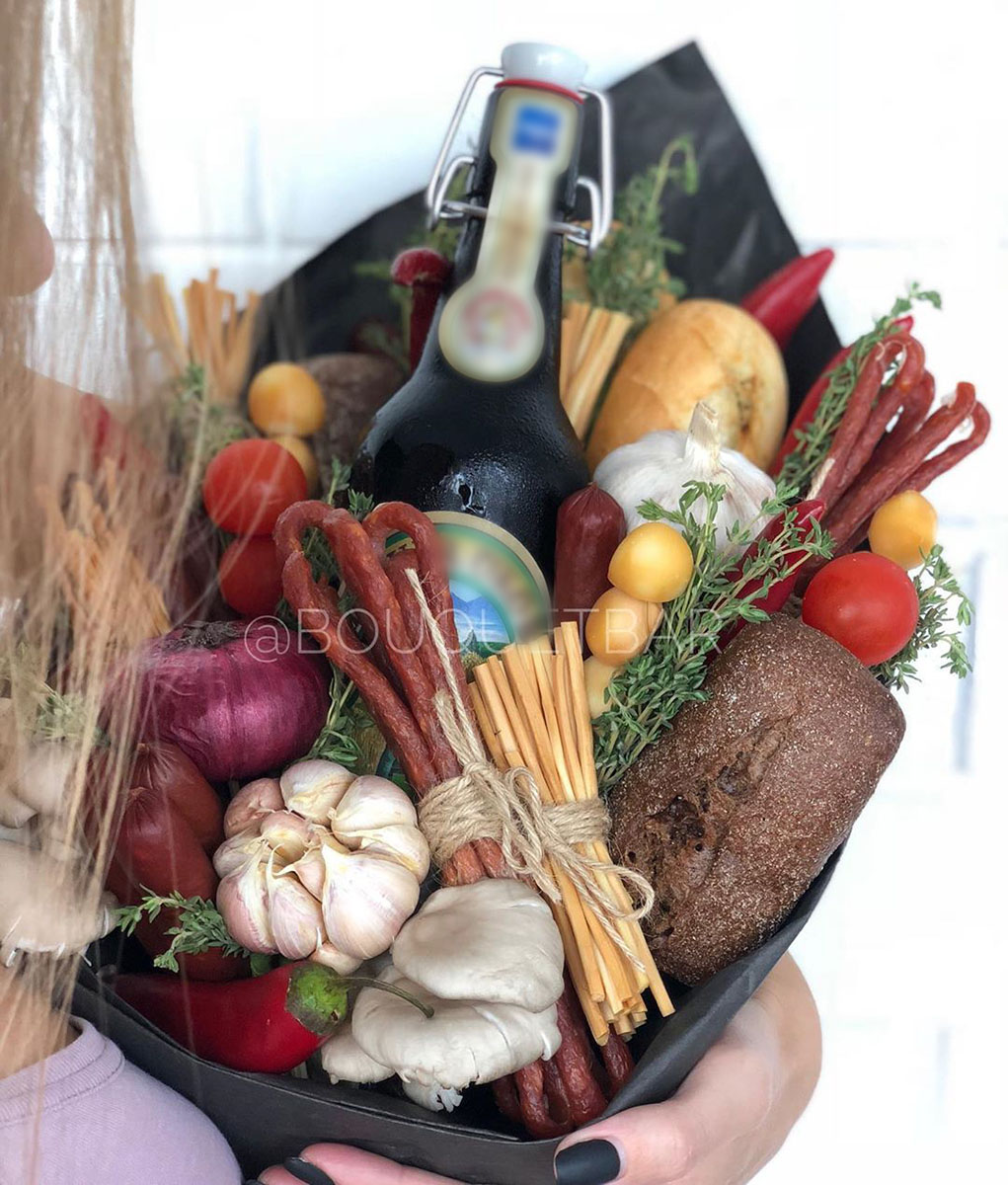 В этом году в тренде необычные новогодние композиции. Владимирские флористы Юлия Краснова и Наталья Рыжова рассказали нам о нескольких подобных букетах