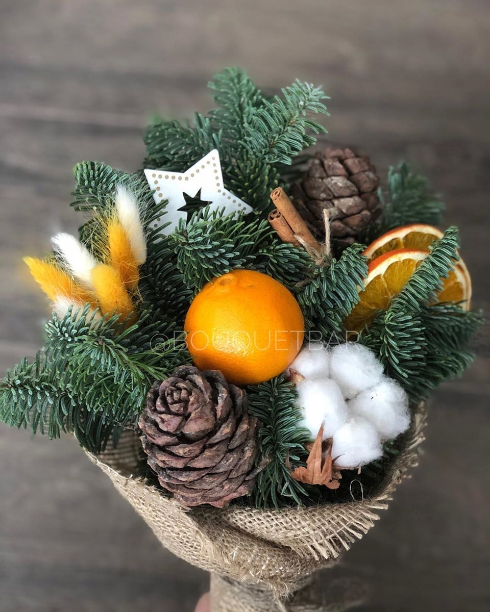В этом году в тренде необычные новогодние композиции. Владимирские флористы Юлия Краснова и Наталья Рыжова рассказали нам о нескольких подобных букетах