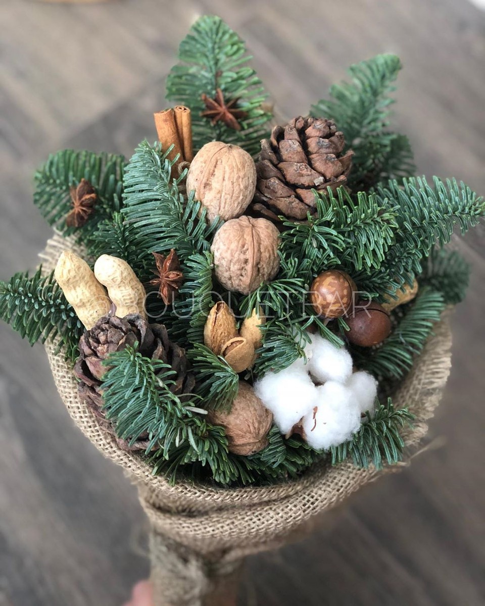 В этом году в тренде необычные новогодние композиции. Владимирские флористы Юлия Краснова и Наталья Рыжова рассказали нам о нескольких подобных букетах