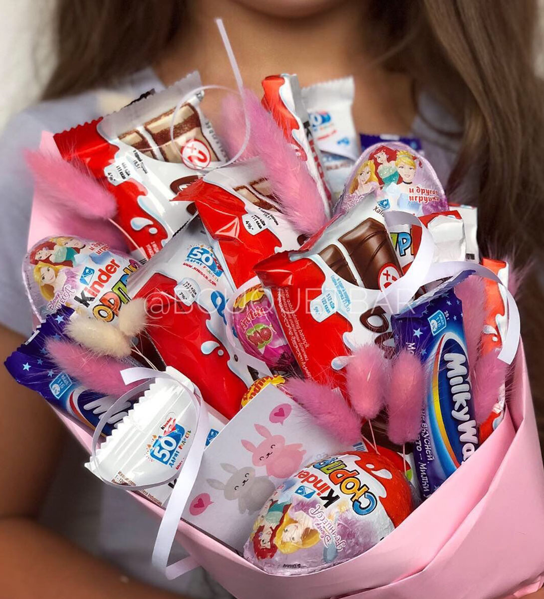 В этом году в тренде необычные новогодние композиции. Владимирские флористы Юлия Краснова и Наталья Рыжова рассказали нам о нескольких подобных букетах