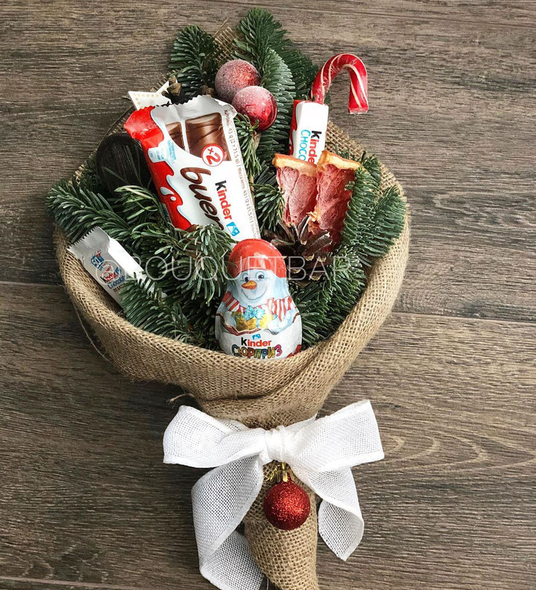 В этом году в тренде необычные новогодние композиции. Владимирские флористы Юлия Краснова и Наталья Рыжова рассказали нам о нескольких подобных букетах