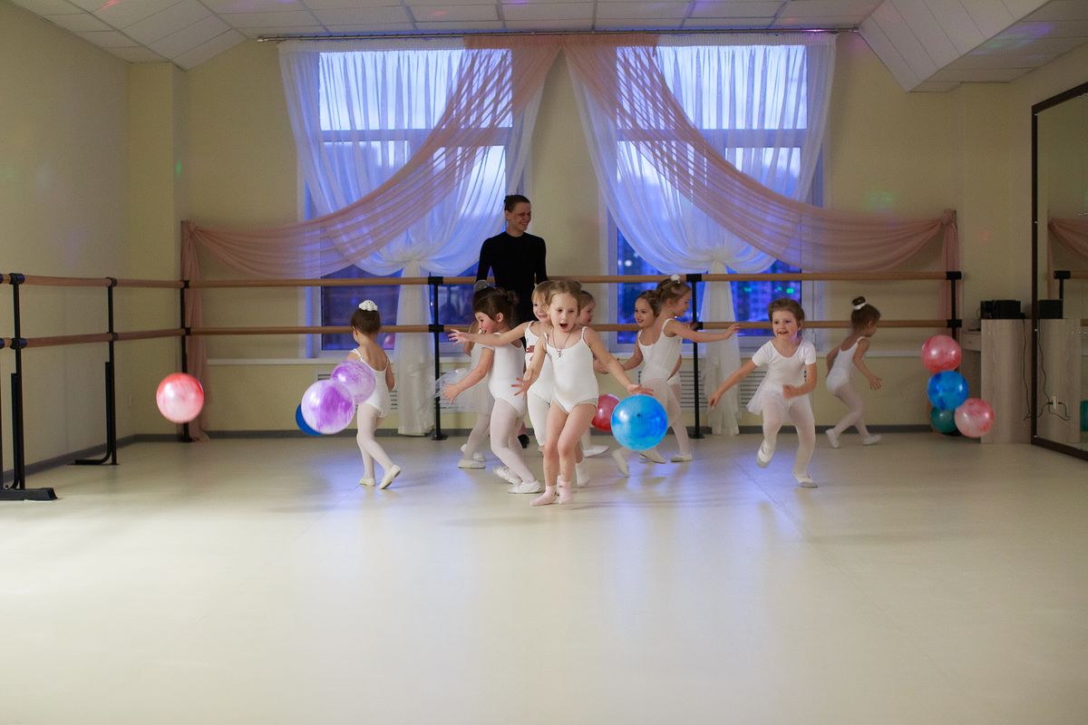В декабре во Владимире отметили год со дня открытия детской хореографической школы “Русский балет”. Что успели сделать за время существования школы? И есть ли шанс у владимирских ребят стать звездами балета?
