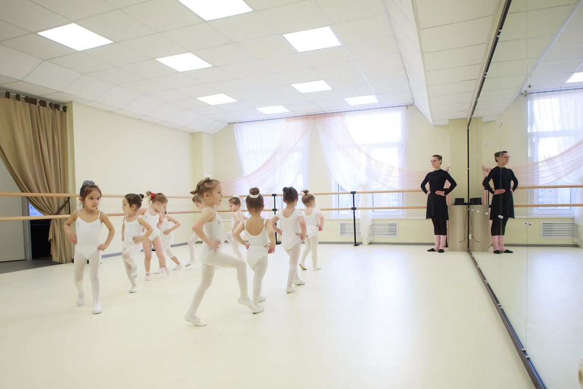 В декабре во Владимире отметили год со дня открытия детской хореографической школы “Русский балет”. Что успели сделать за время существования школы? И есть ли шанс у владимирских ребят стать звездами балета?