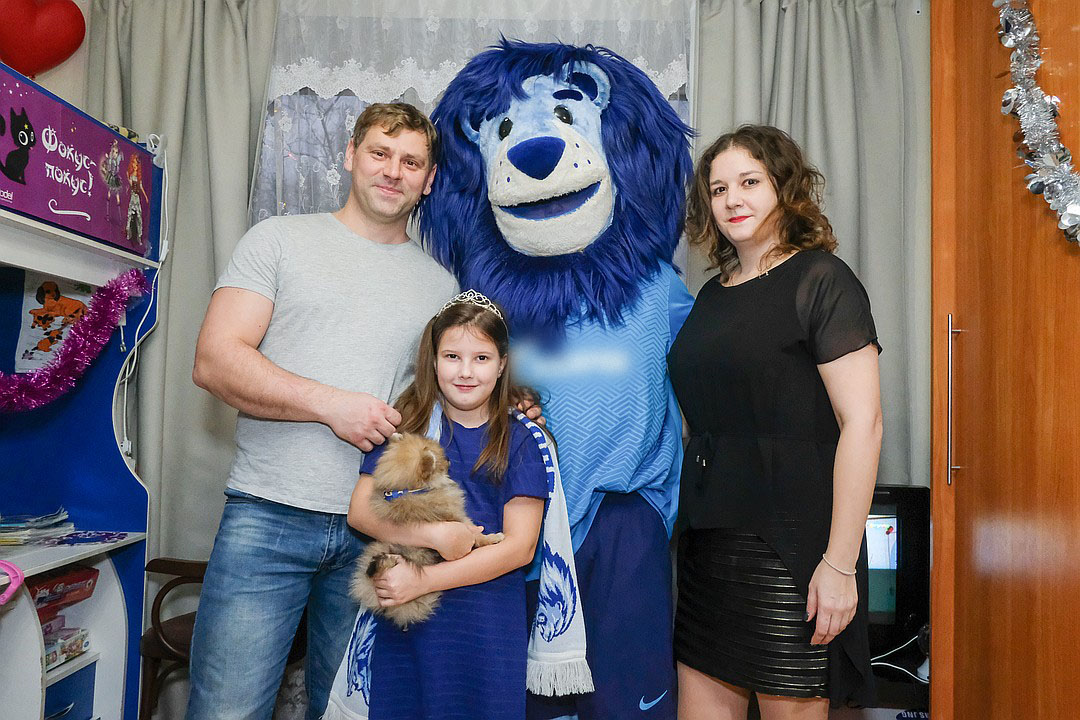 Футболист ФК “Зенит” Артем Дзюба подарил щенка шпица школьнице из Мурома